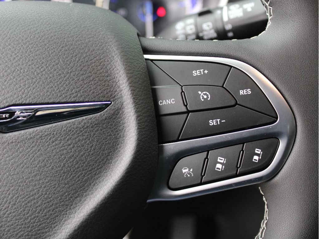 New 2026 Chrysler Pacifica Select AWD/4WD image 17