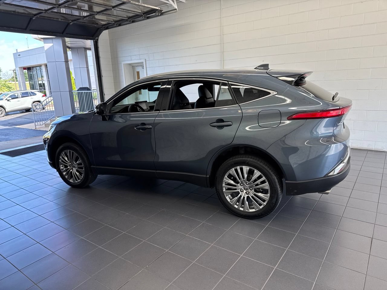 Used 2022 Toyota Venza XLE AWD/4WD image 5