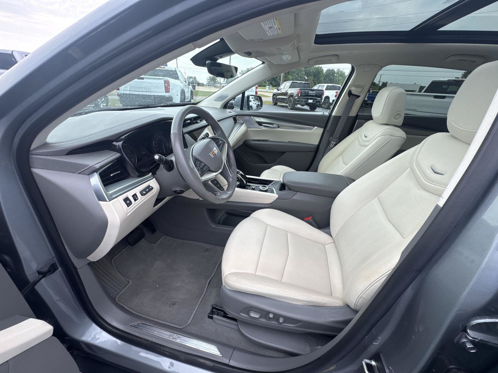 Used 2023 Cadillac XT5 Premium Luxury w/ Technology Package AWD/4WD image 8