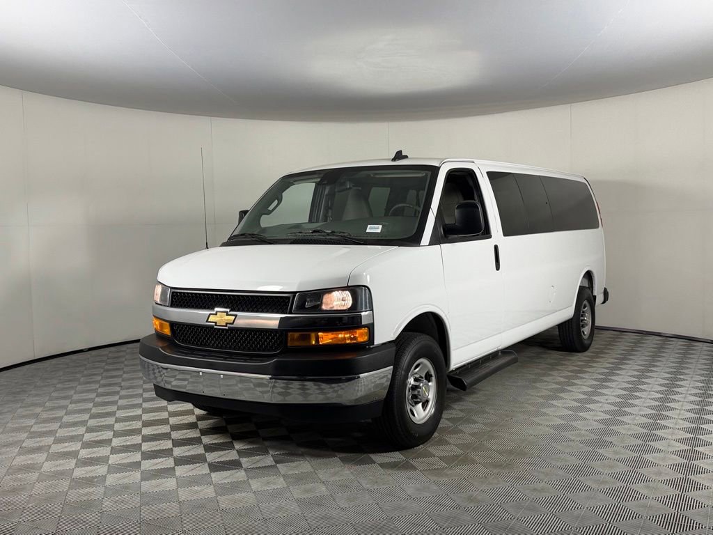Used 2025 Chevrolet Express 3500 LT w/ LT Preferred Equipment Group RWD image 4
