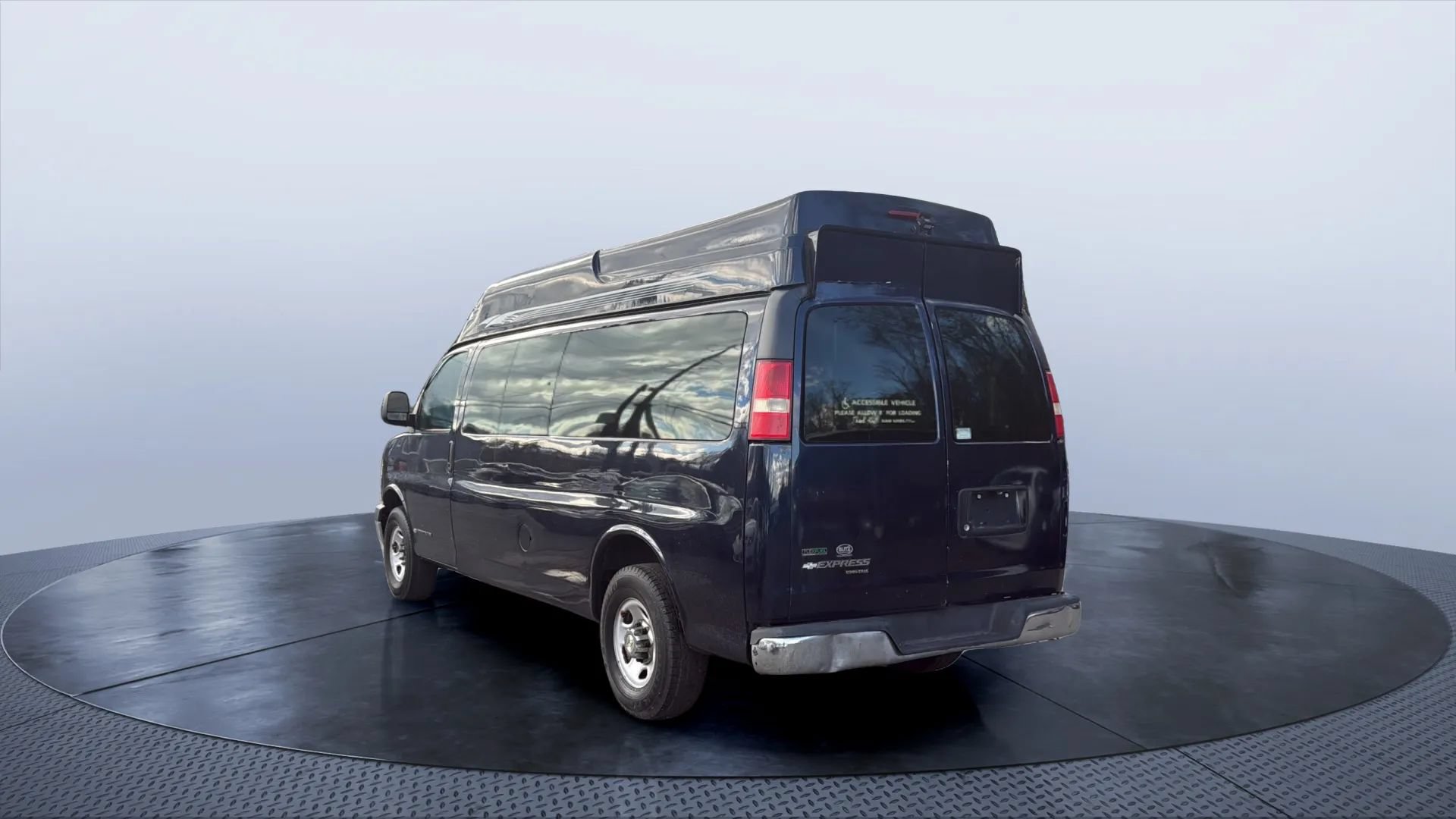 Used 2010 Chevrolet Express 3500 LT w/ LT Preferred Equipment Group RWD image 3