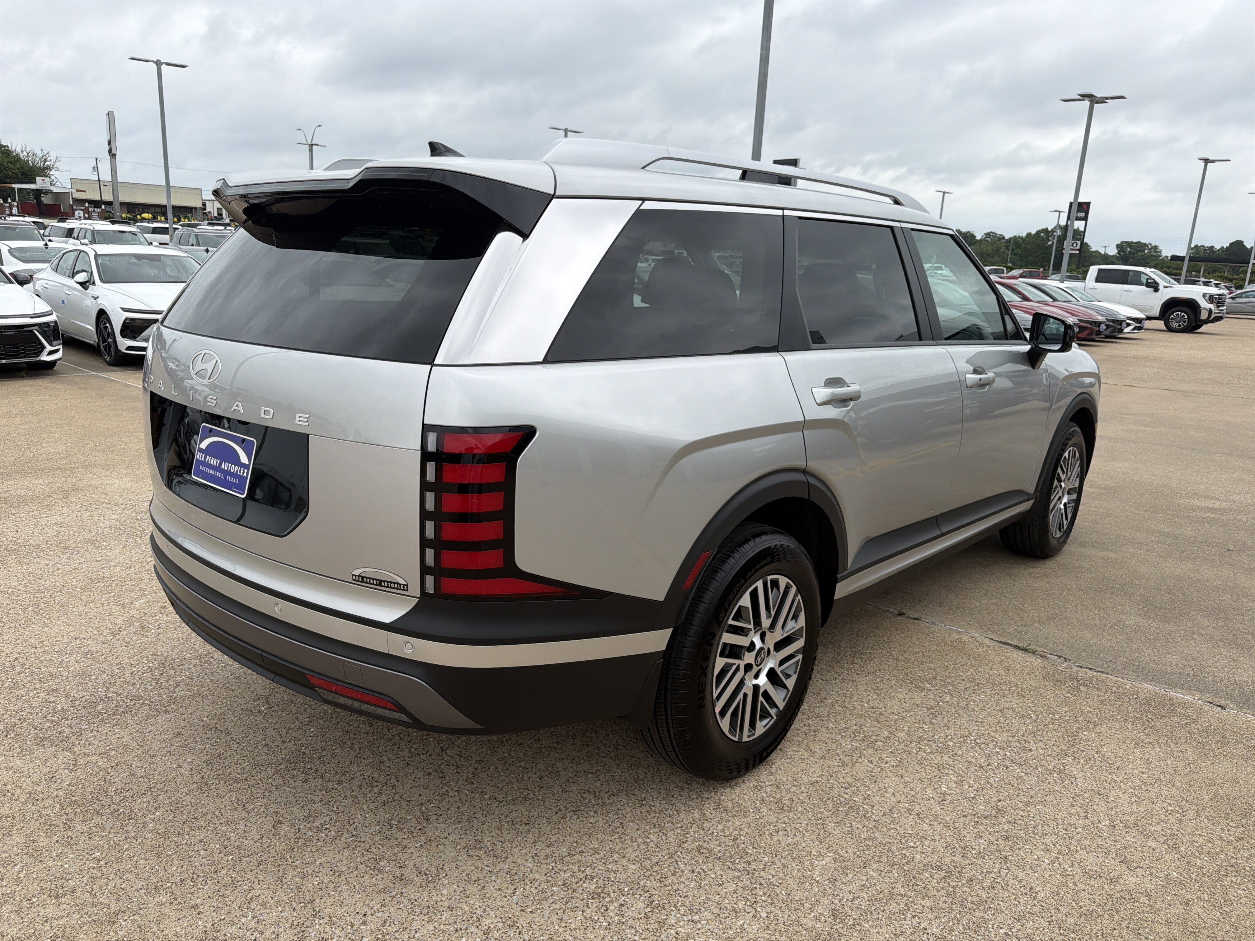 Used 2026 Hyundai Palisade SEL FWD image 3