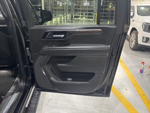 Used 2025 Chevrolet Suburban Z71 image 34