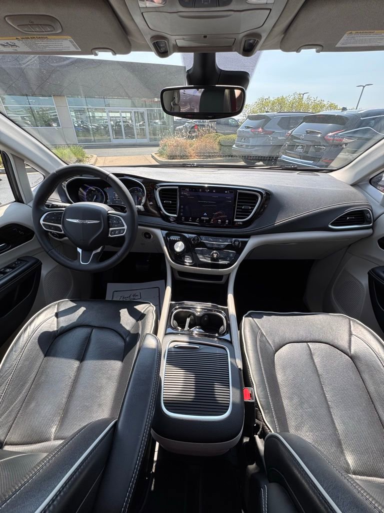 Used 2023 Chrysler Pacifica Limited FWD image 18