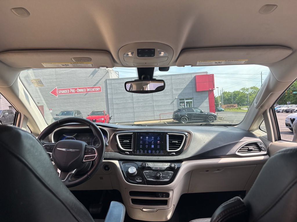 Used 2017 Chrysler Pacifica Touring-L FWD image 32