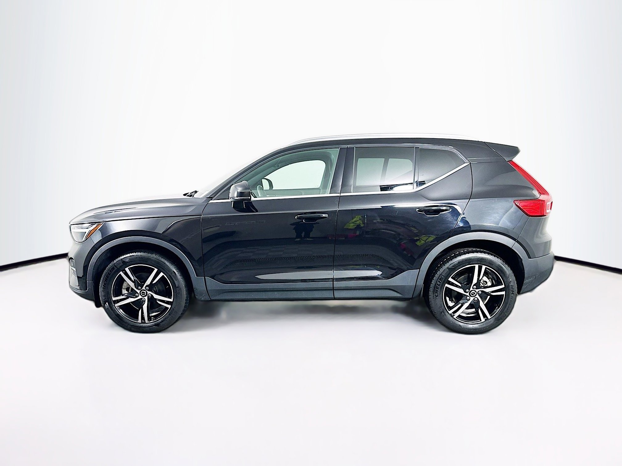 Used 2024 Volvo XC40 B5 Core image 4