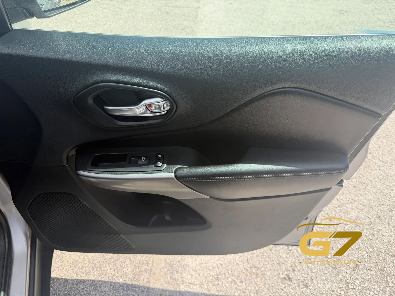 Used 2019 Jeep Cherokee Latitude w/ Popular Appearance Group FWD image 7