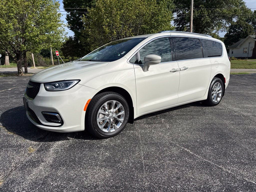 Used 2021 Chrysler Pacifica Touring-L w/ Uconnect Theater Family Group AWD/4WD image 3