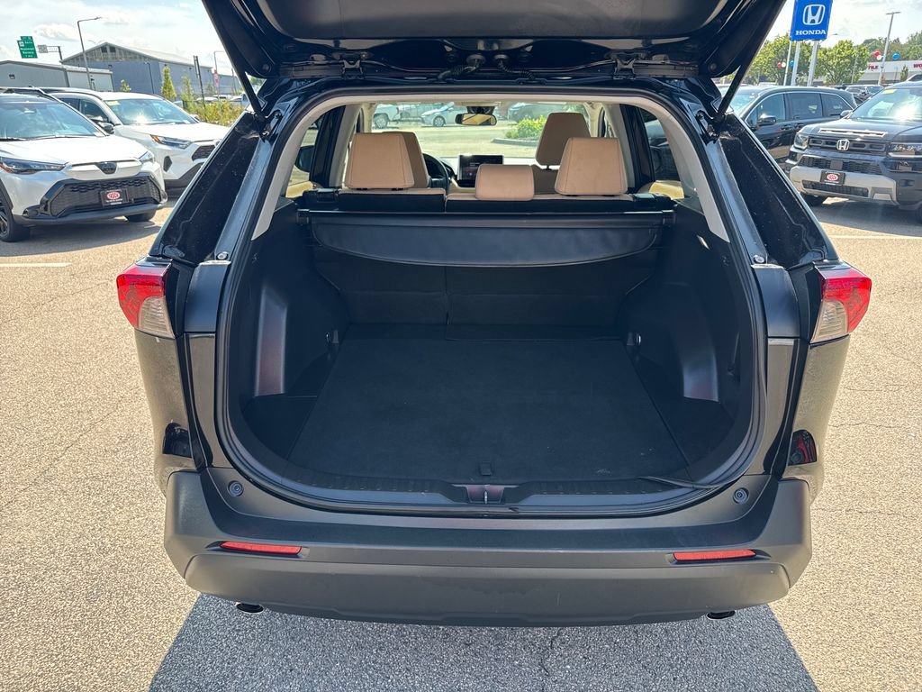 Used 2023 Toyota RAV4 LE AWD/4WD image 7