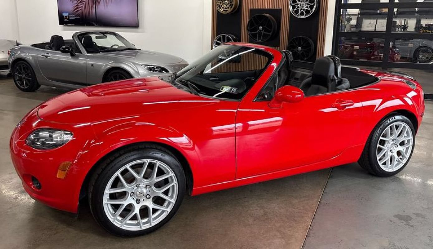 Used 2006 MAZDA MX-5 Miata Grand Touring RWD image 1