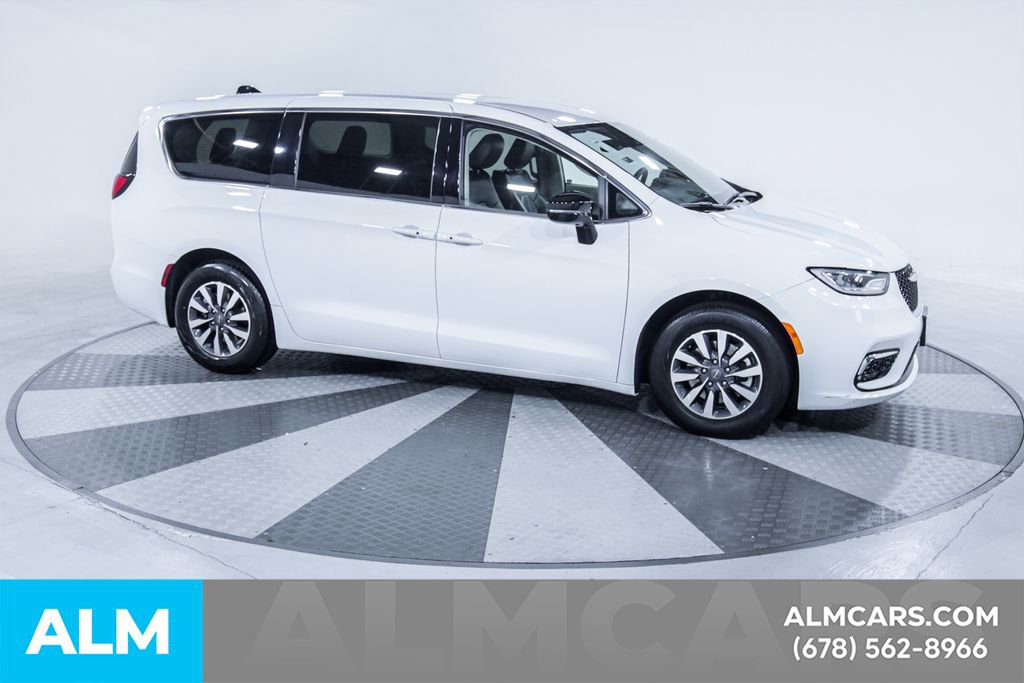 Used 2024 Chrysler Pacifica Select image 13