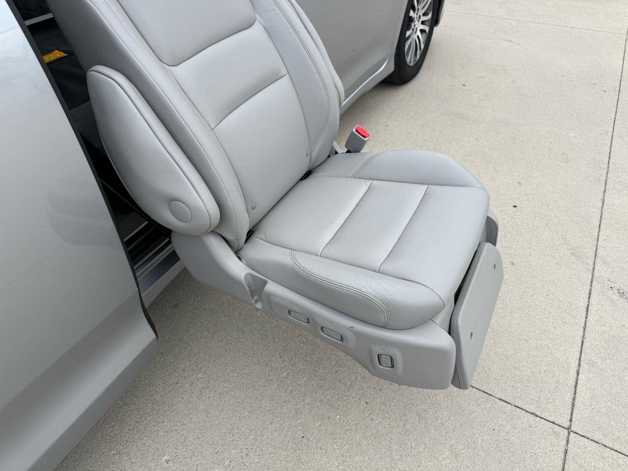 Used 2018 Toyota Sienna XLE w/ Entertainment Package FWD image 25