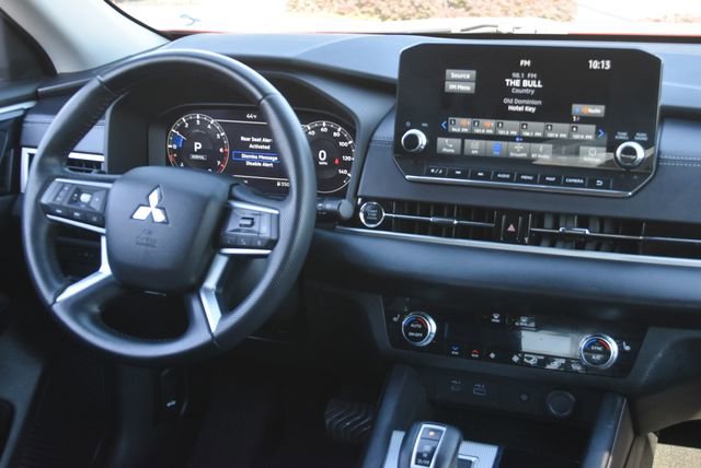 Used 2023 Mitsubishi Outlander AWD image 2