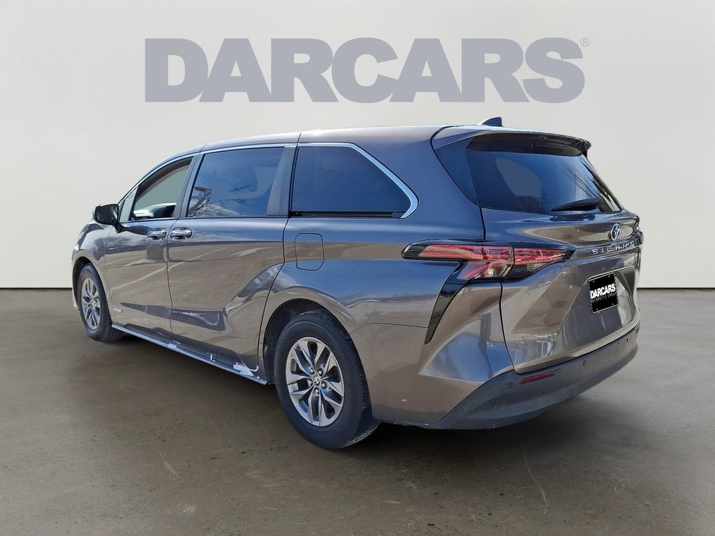 Used 2021 Toyota Sienna XLE image 5