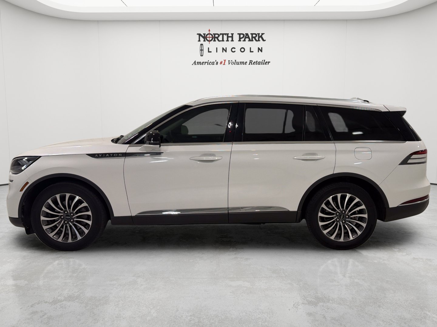 Used 2023 Lincoln Aviator 2WD w/ Premium Package image 2