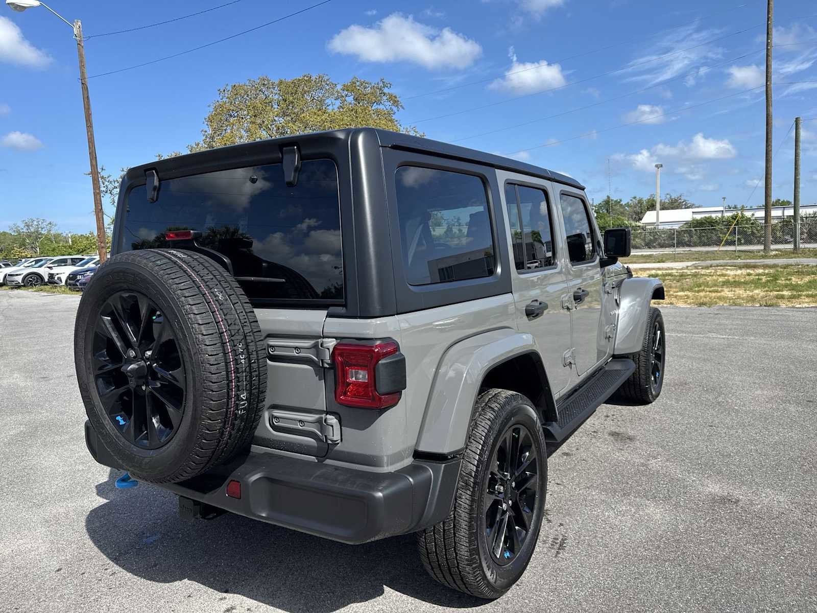 Used 2023 Jeep Wrangler Unlimited Sahara w/ Dual Top Group AWD/4WD image 6