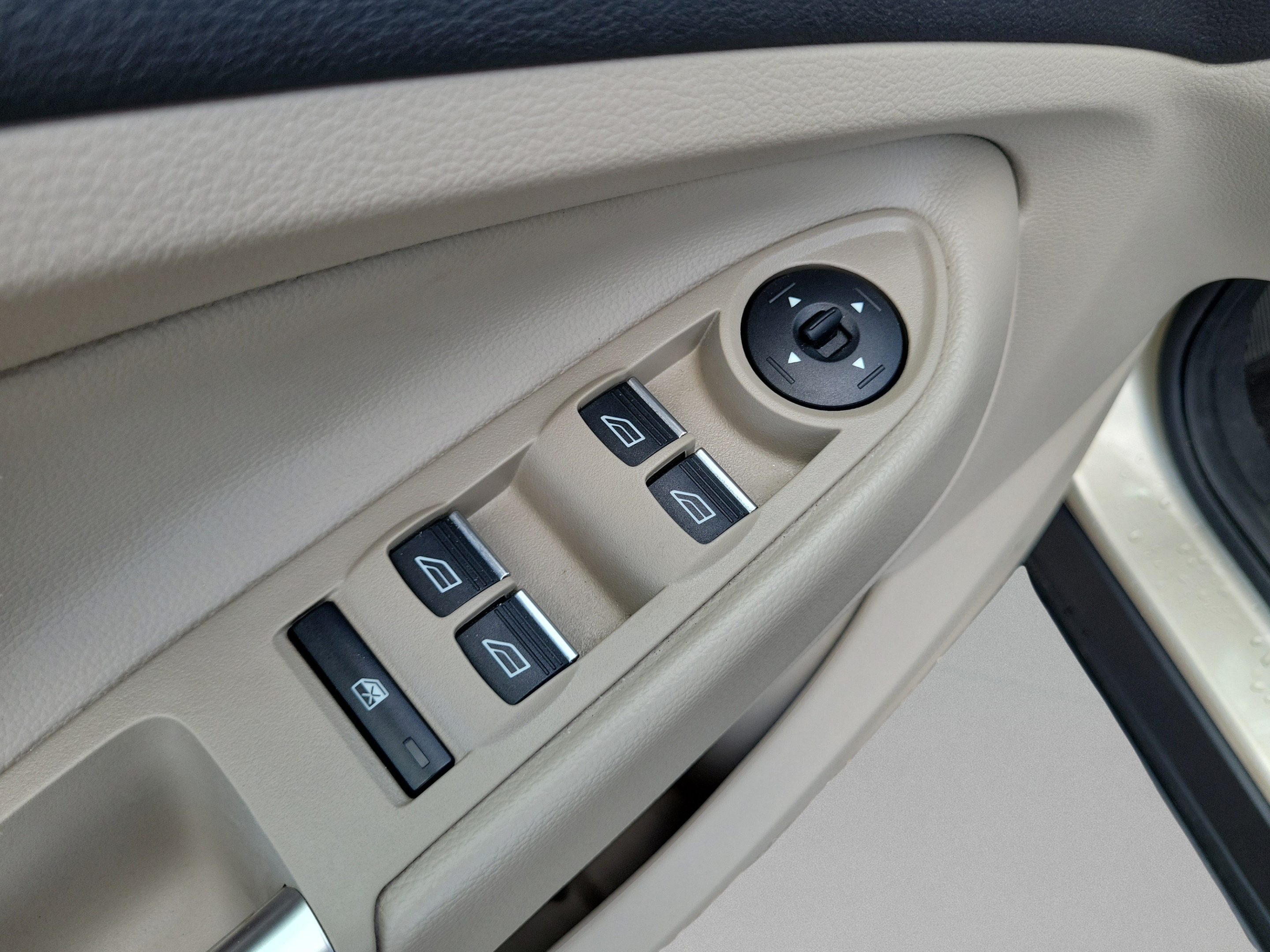 Used 2018 Ford Escape Titanium FWD image 23