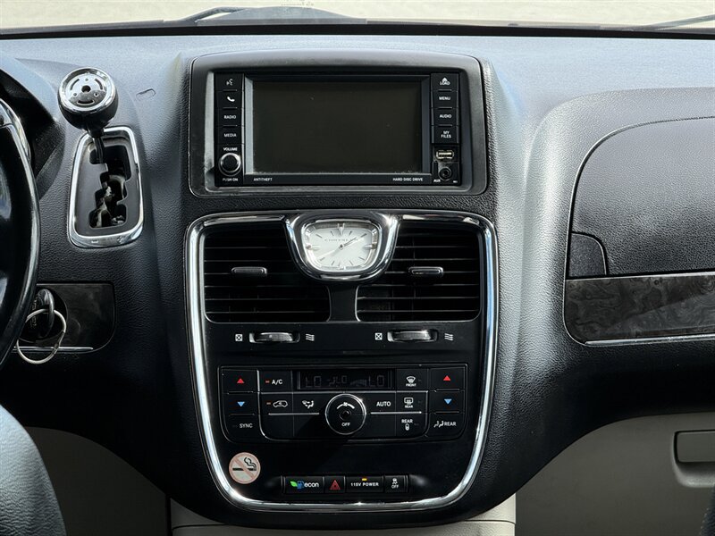 Used 2015 Chrysler Town & Country Touring FWD image 20
