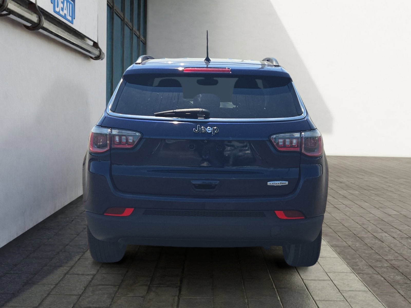 Used 2018 Jeep Compass Latitude w/ Cold Weather Group FWD image 4