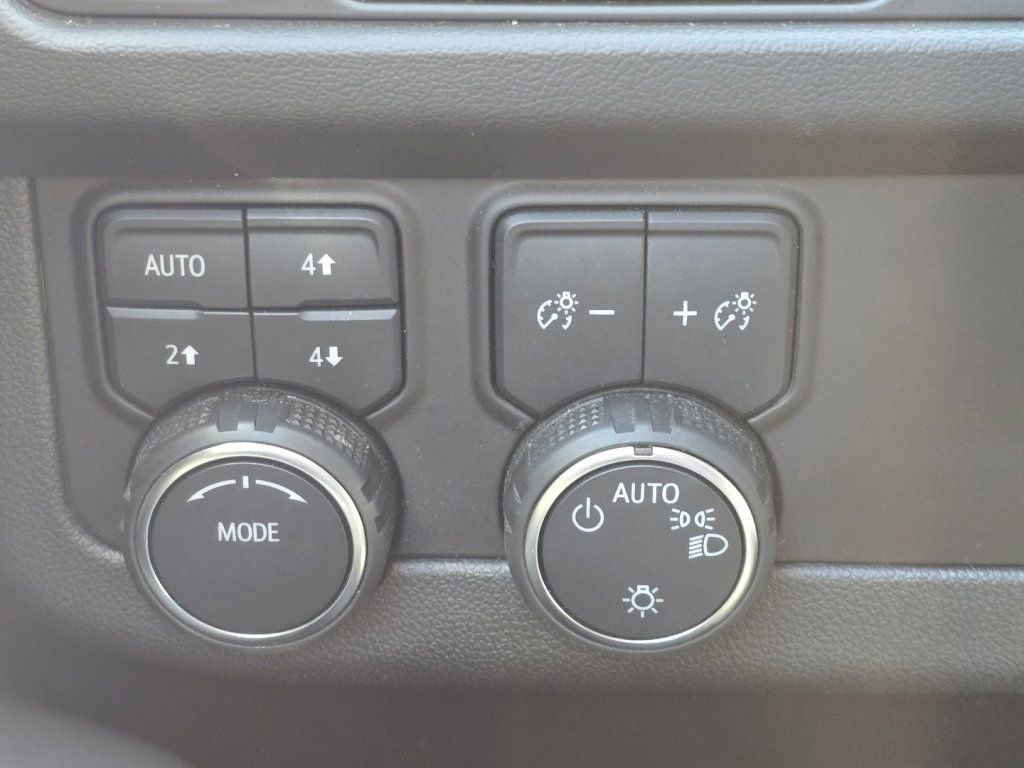 Used 2024 Chevrolet Suburban Premier image 29