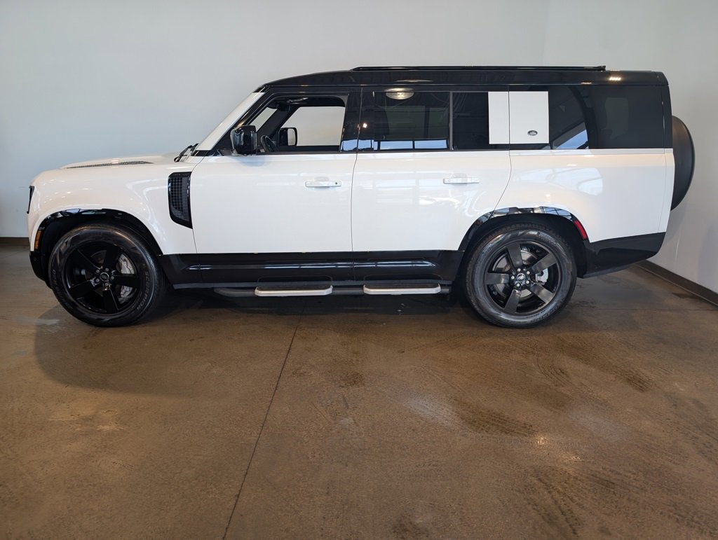Used 2023 Land Rover Defender 130 X-Dynamic SE image 3