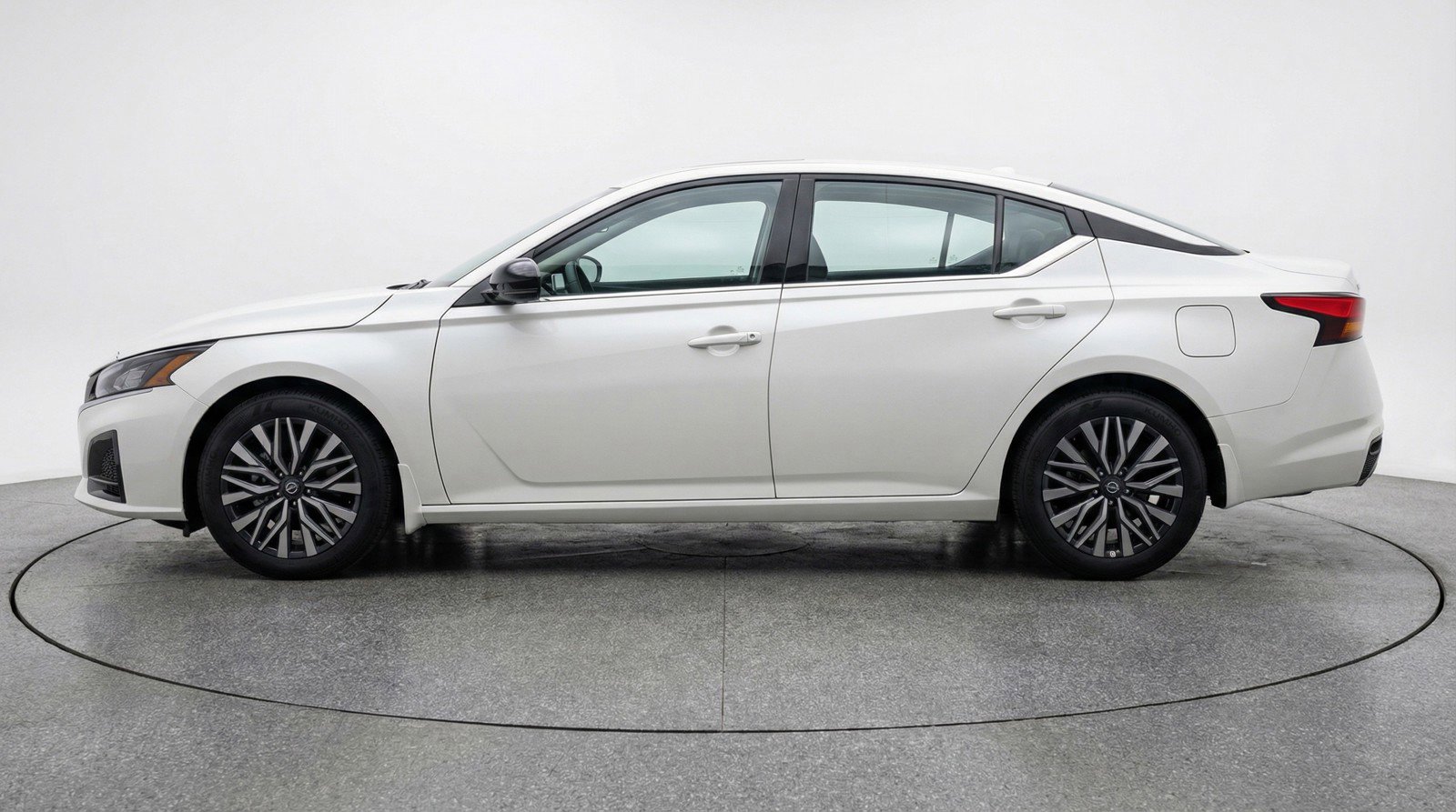 Used 2025 Nissan Altima 2.5 SV FWD image 3