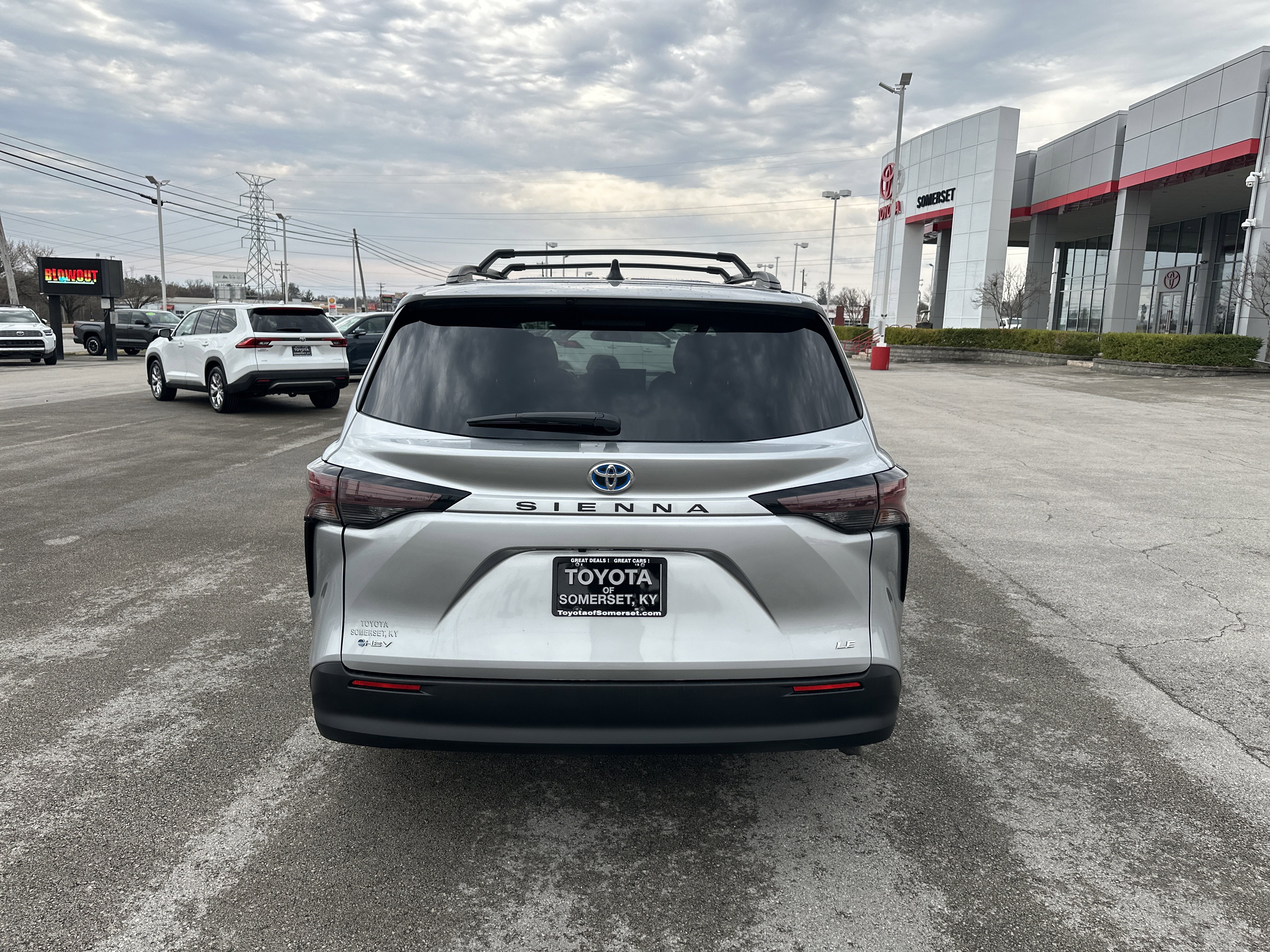 Used 2025 Toyota Sienna LE image 6