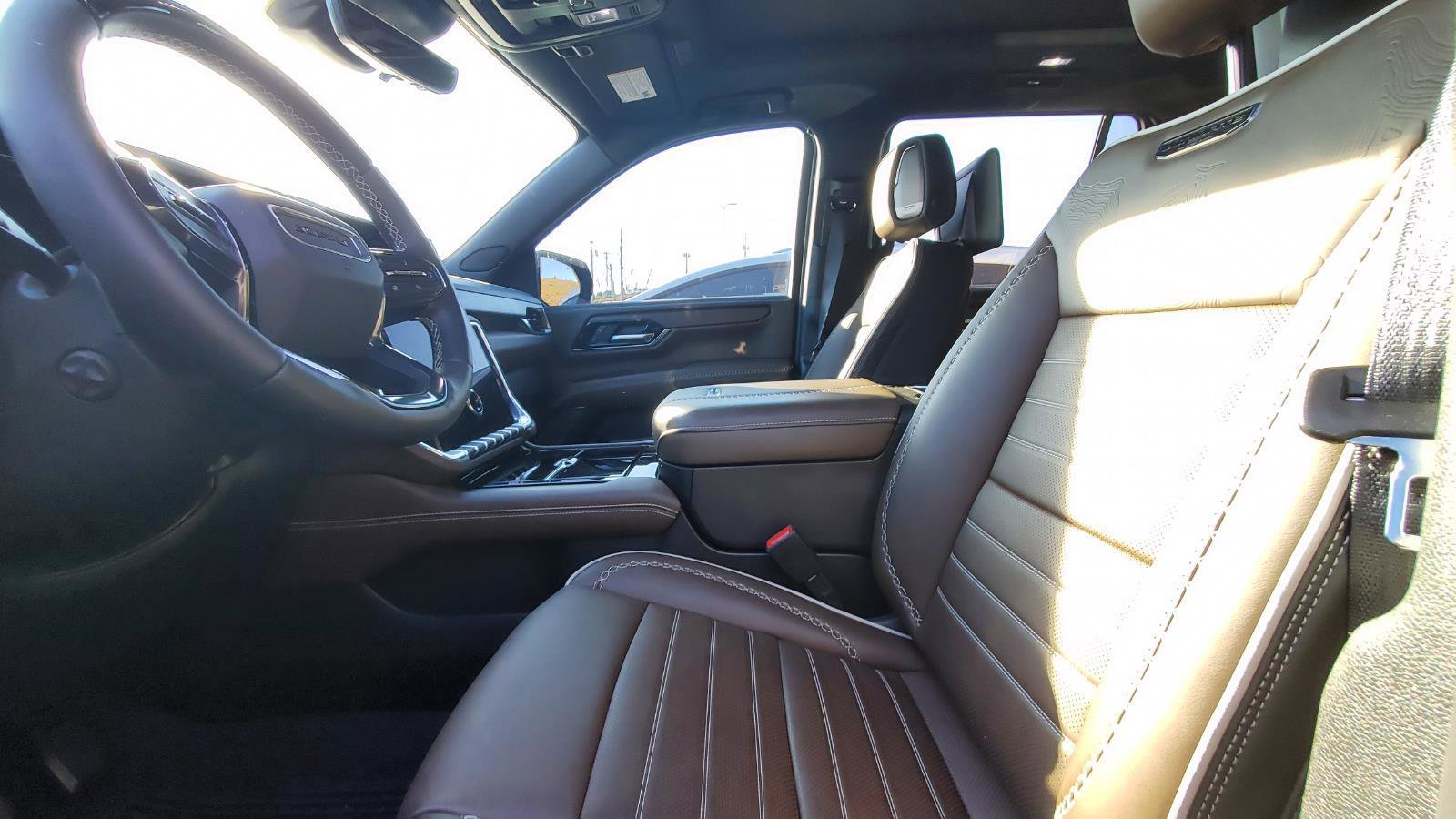 Used 2025 GMC Yukon Denali Ultimate image 3