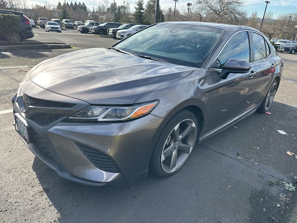Used 2018 Toyota Camry SE image 1