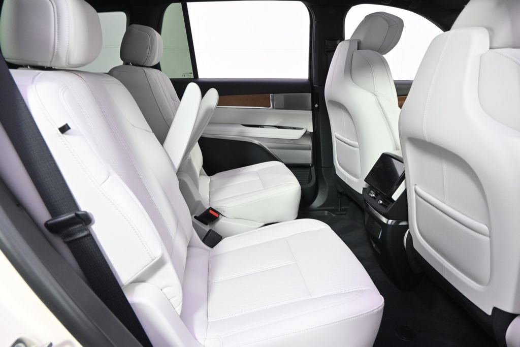 New 2027 Cadillac Vistiq Sport w/ LPO, Floor Liner Package AWD/4WD image 18