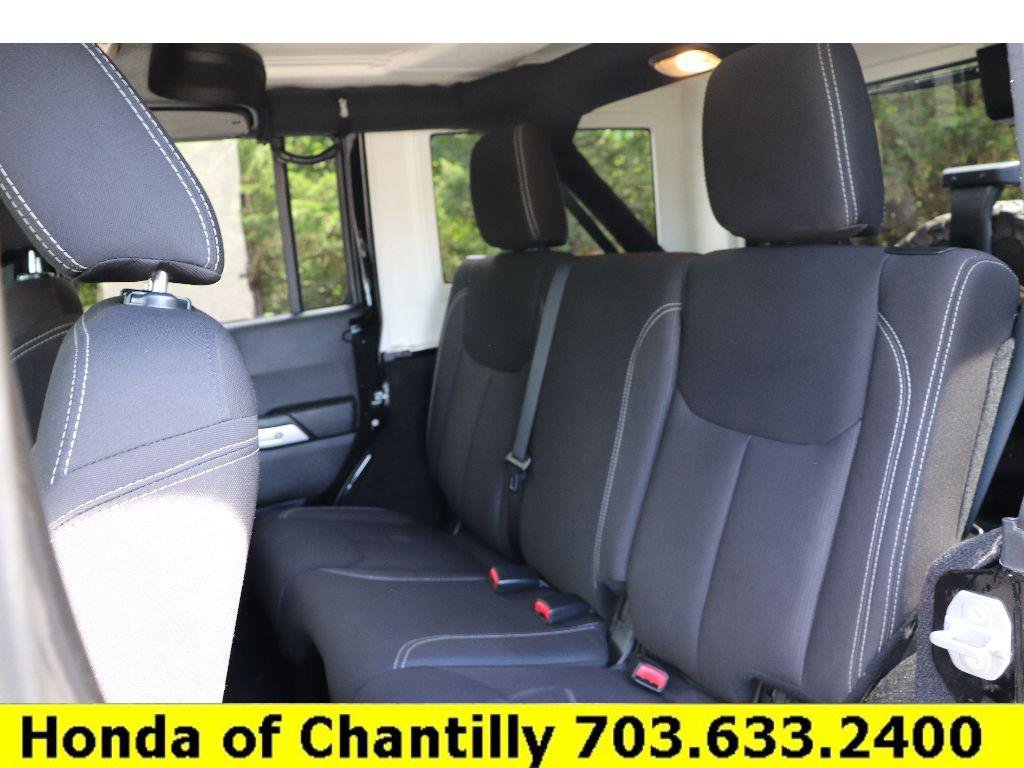 Used 2015 Jeep Wrangler Unlimited Sahara w/ Connectivity Group AWD/4WD image 21