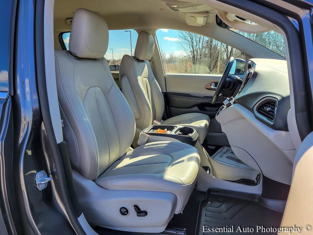 Used 2019 Chrysler Pacifica Touring-L w/ Advanced Safetytec Group image 32