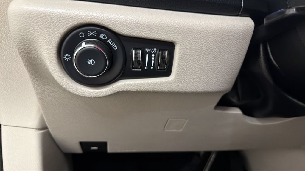 Used 2023 Chrysler Pacifica Touring-L FWD image 18