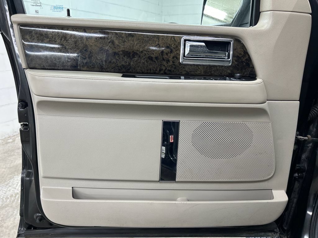 Used 2015 Lincoln Navigator 2WD image 15