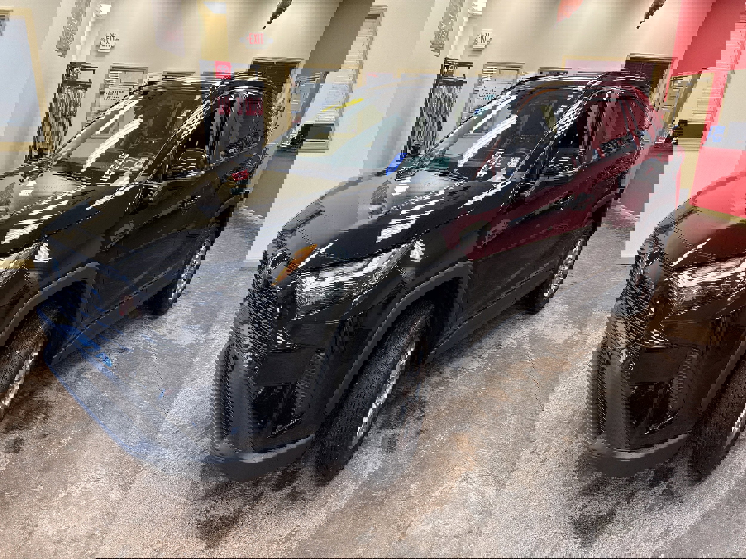 Used 2022 Toyota RAV4 XLE w/ Convenience Package image 3