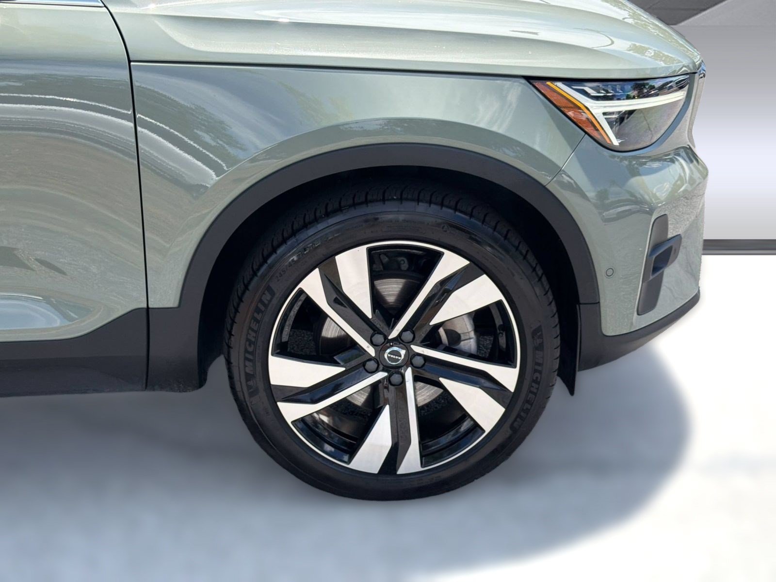 Certified 2024 Volvo XC40 B5 Plus AWD/4WD image 11