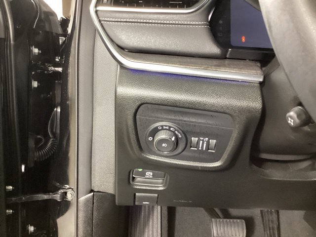 Used 2025 Jeep Grand Cherokee Overland w/ Adv Protech Group III AWD/4WD image 12