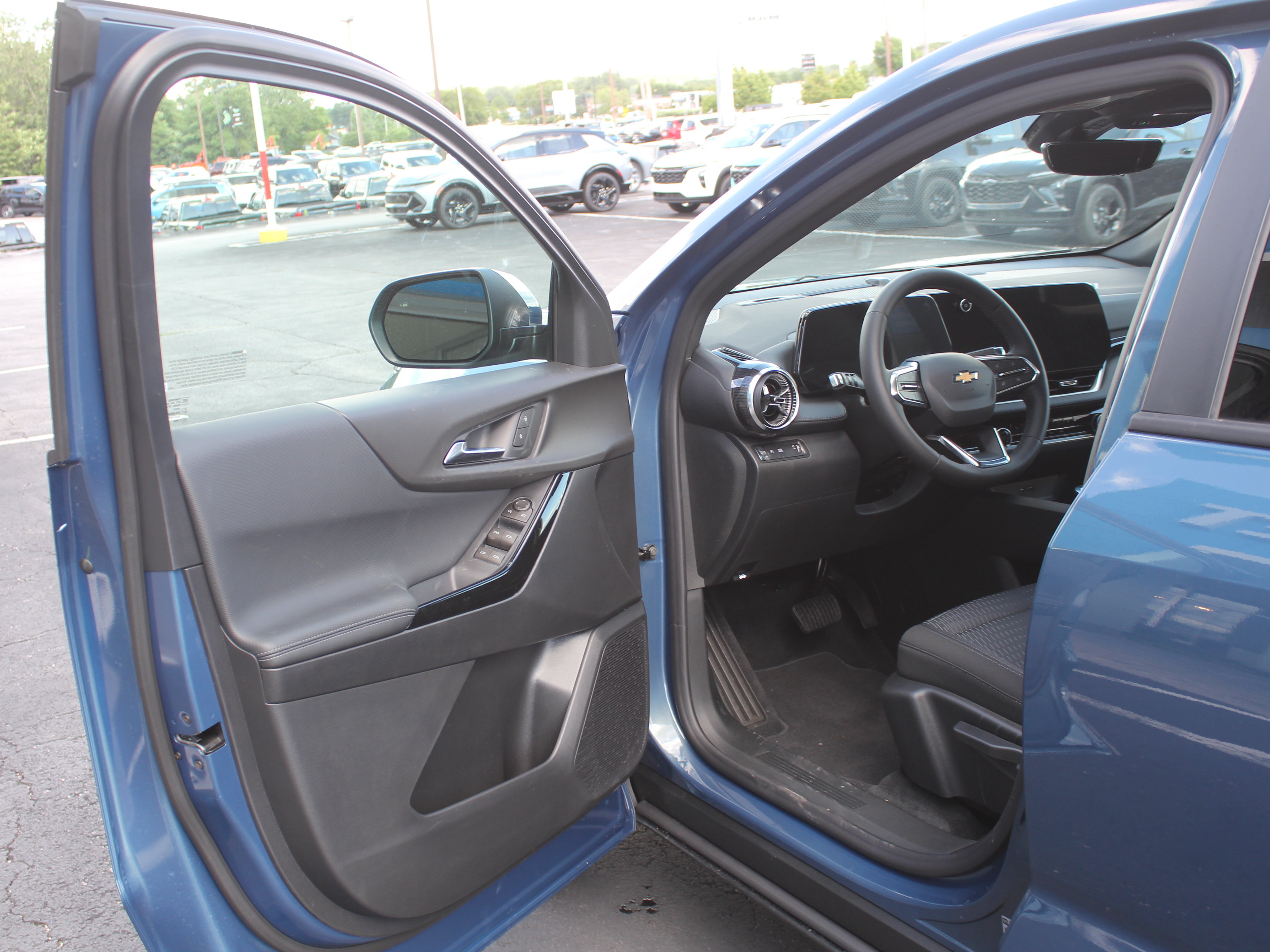 New 2026 Chevrolet Equinox LT w/ Safety and Technology Package FWD image 8