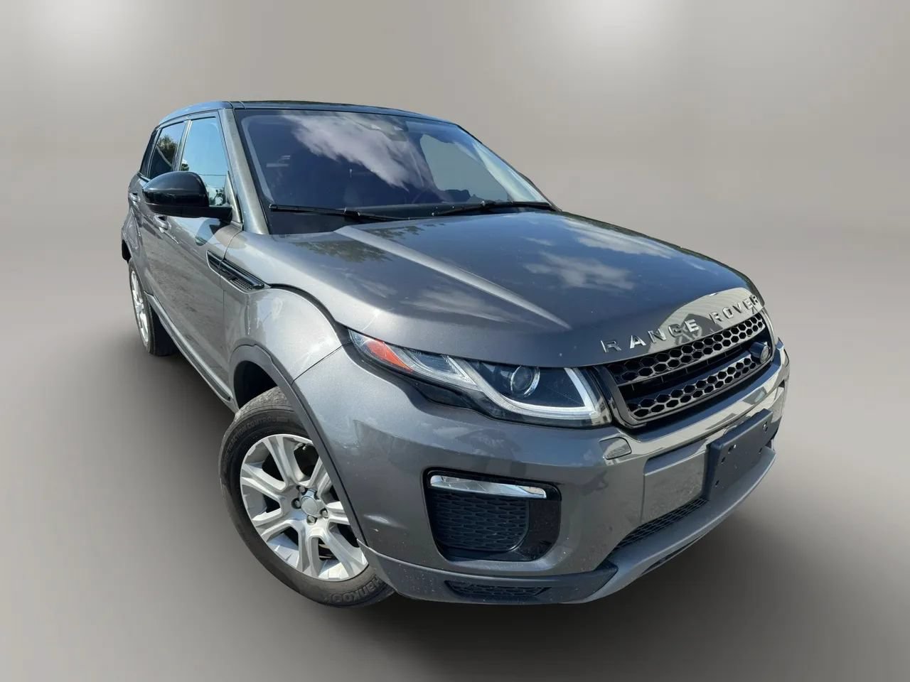 Used 2019 Land Rover Range Rover Evoque SE AWD/4WD image 2