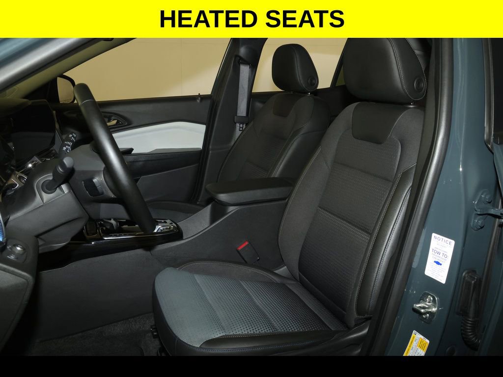 Used 2025 Chevrolet Trax LT w/ LT Convenience Package image 3