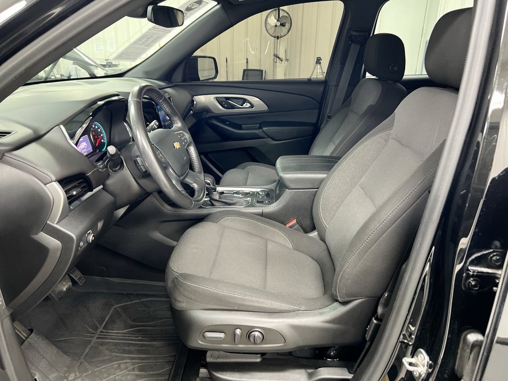 Used 2022 Chevrolet Traverse LT FWD image 19