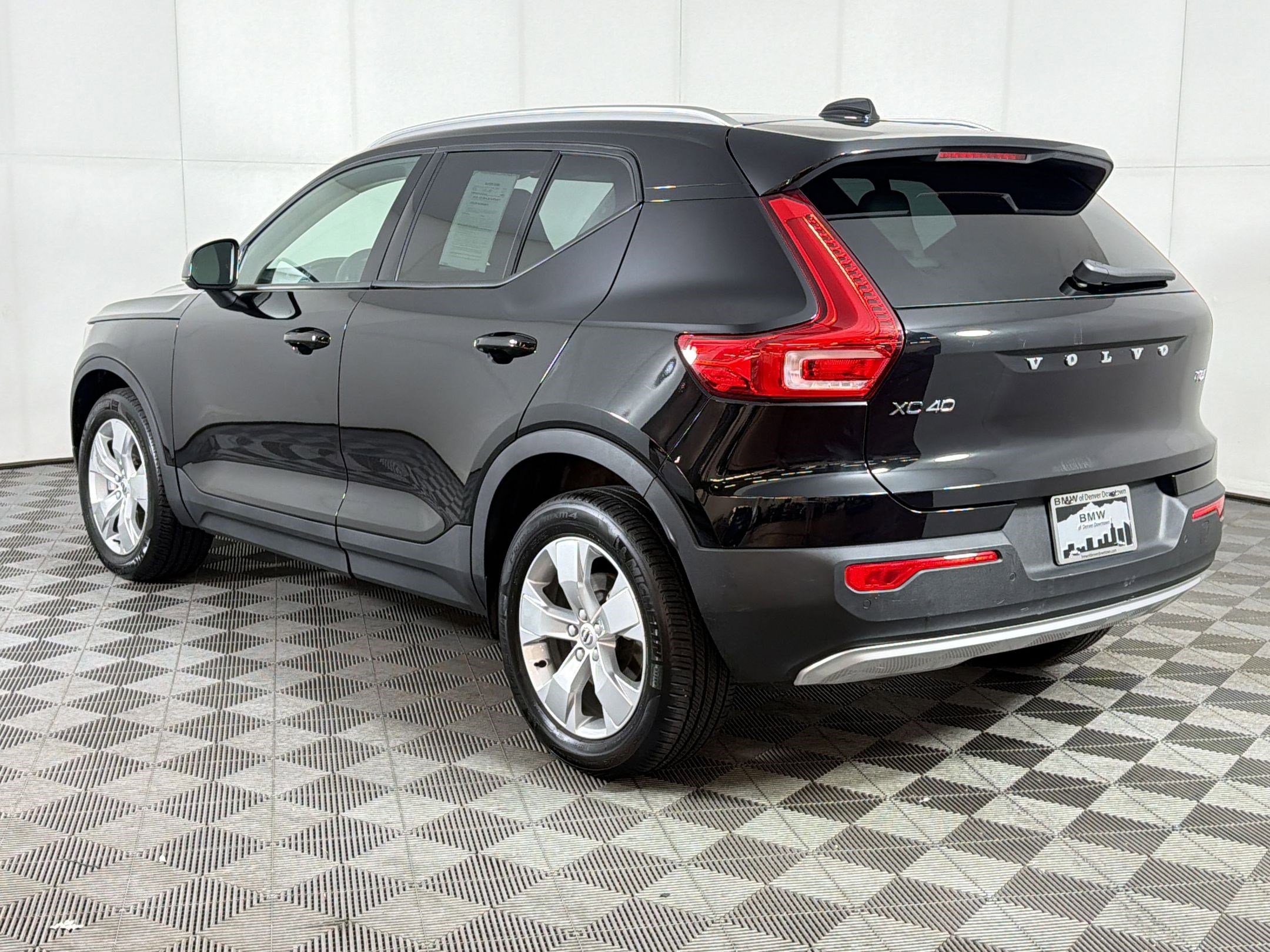 Used 2020 Volvo XC40 T5 Momentum w/ Protection Package image 3