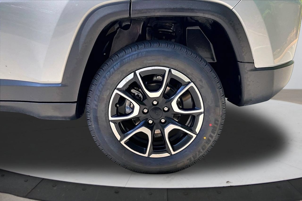 Used 2024 Jeep Compass Trailhawk AWD/4WD image 32
