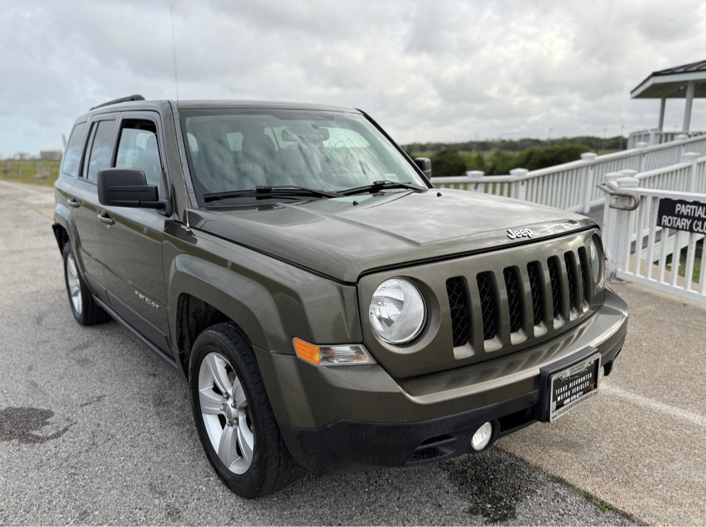 Used 2016 Jeep Patriot Latitude w/ Sun/Sound Group FWD image 3
