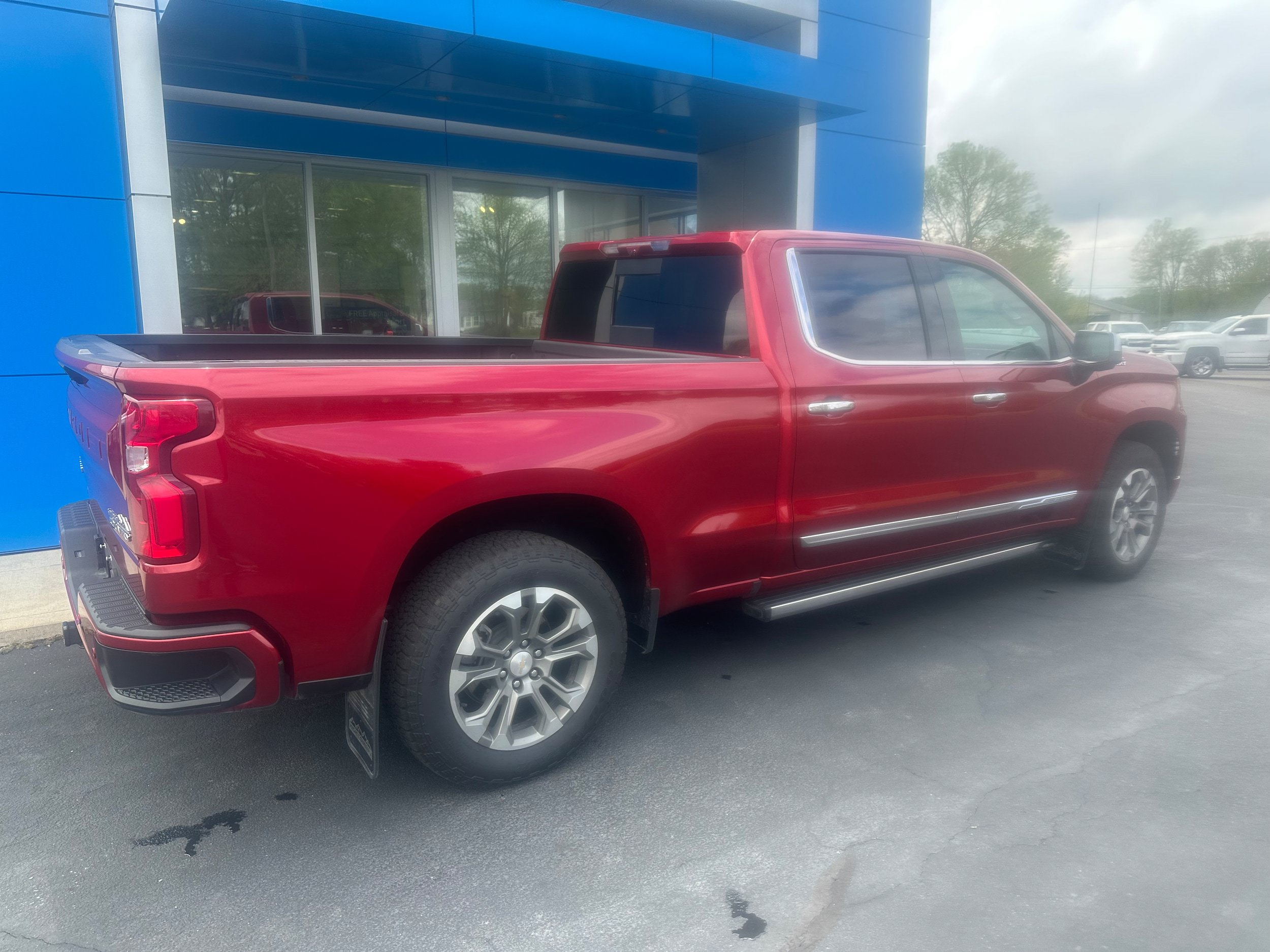 Used 2024 Chevrolet Silverado 1500 High Country w/ Technology Package AWD/4WD image 2