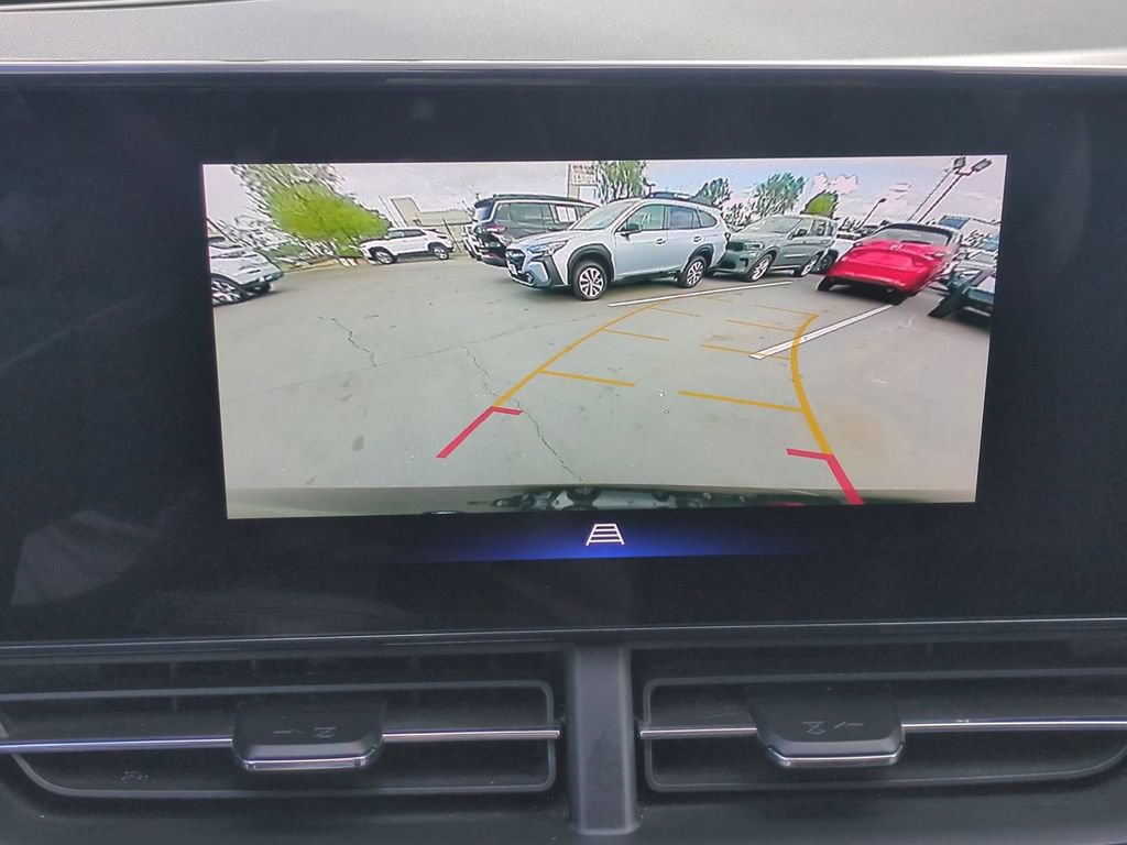 Used 2025 Chevrolet Trax LT w/ LT Convenience Package FWD image 17
