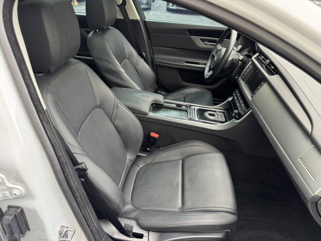 Used 2018 Jaguar XF Premium image 30