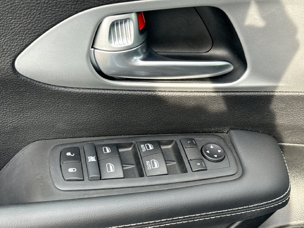 Used 2024 Chrysler Pacifica Touring FWD image 28