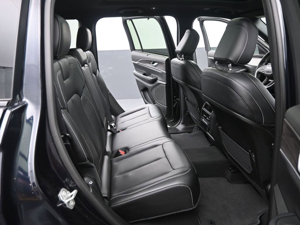 Used 2024 Jeep Grand Cherokee Limited w/ Luxury Tech Group II image 15