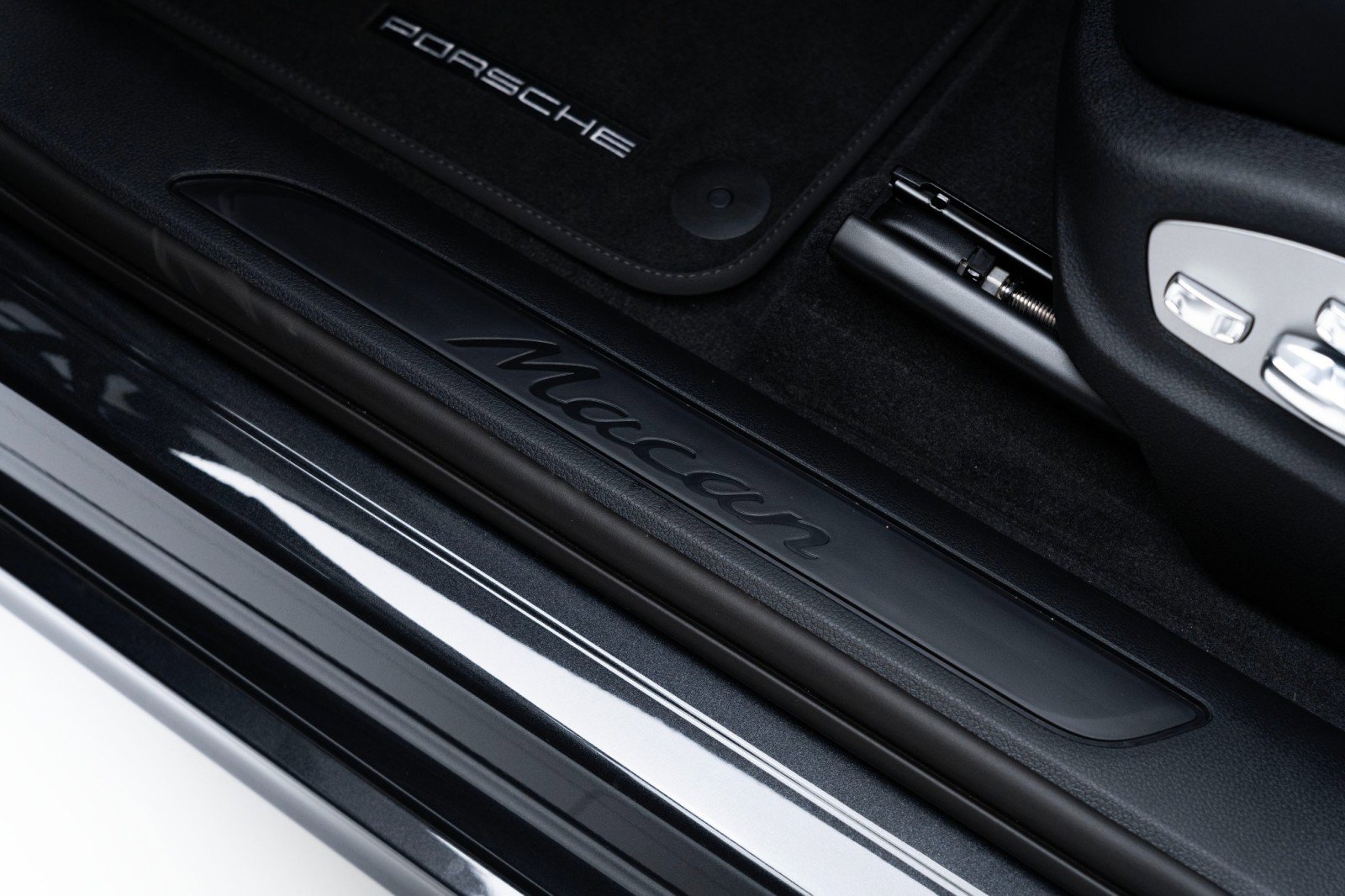 New 2025 Porsche Macan image 14